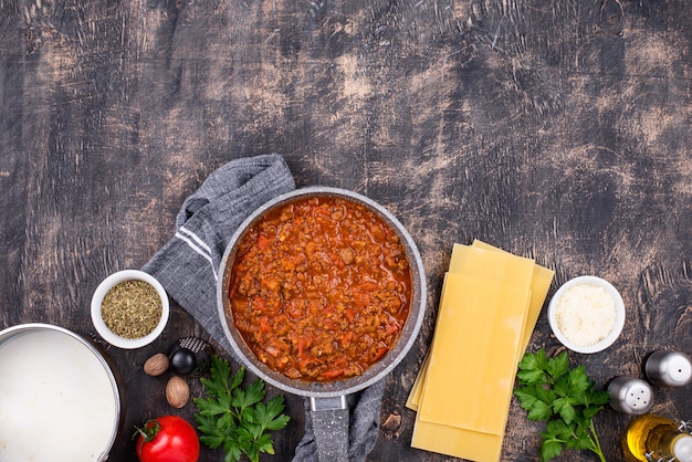 Zutaten zum Kochen von Lasagne Bolognese