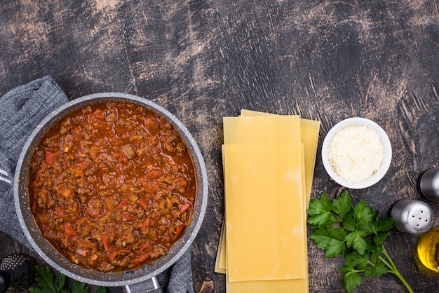 Zutaten zum Kochen von Lasagne Bolognese