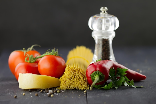 Zutaten zum Kochen von Nudeln mit Gemüse