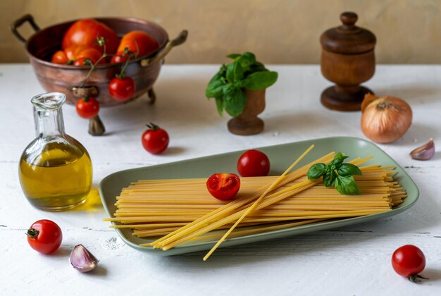 Zutaten zum Kochen von Nudeln mit Tomatensauce. Home-Food-Konzept