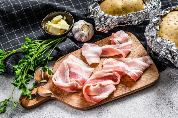 Zutaten zum Kochen von Ofenkartoffeln mit Speck