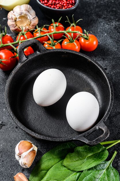 Zutaten zum Kochen von Shakshuka.