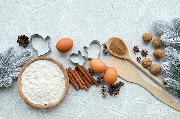 Zutaten zum Kochen von Weihnachtsbäckereien Mehleier brauner Zucker und Gewürze Draufsicht mit Kopierbereich