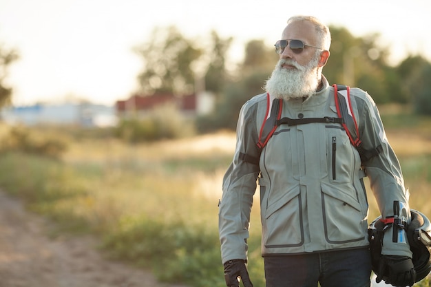 Zuversichtlich alter bärtiger Biker Mann im Freien