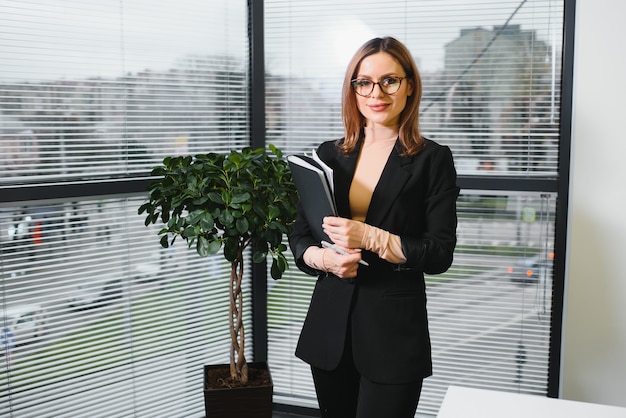 Zuversichtlich Geschäftsfrau steht im Büro