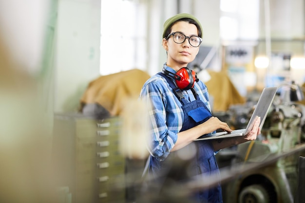 Zuversichtlich Industriearbeiter mit Laptop