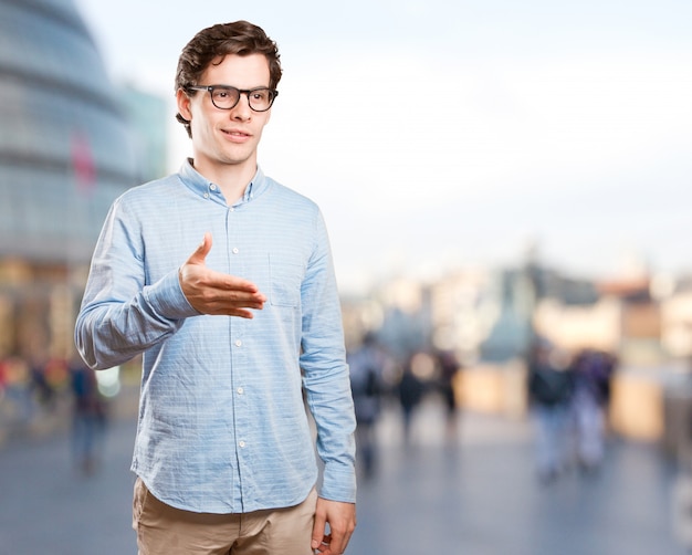 Zuversichtlich junger Mann einladend