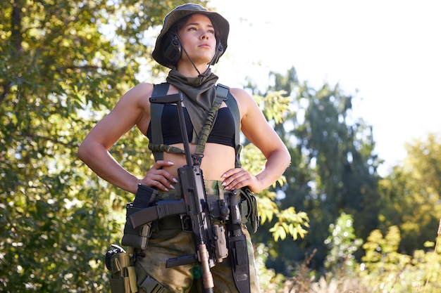 Zuversichtlich kaukasische Frau in Soldatenkleidung auf der Suche nach Feind, Porträt der schlanken Frau in der Spitze