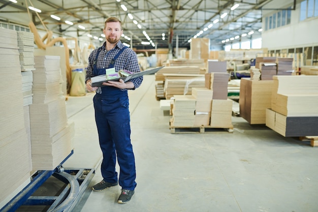 Zuversichtlicher Inventarprüfer, der im Lager arbeitet