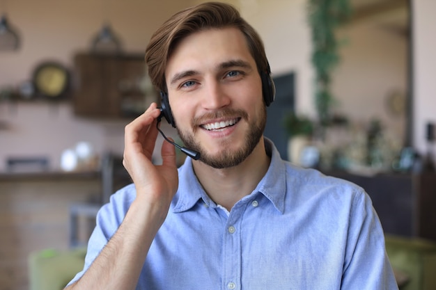 Zuversichtlicher Mann mit Headset, der spricht und Business-Webinar-Training beobachtet, dem Vortrag zuhört.