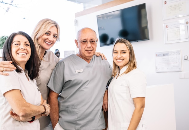 Zuversichtliches medizinisches Team in der Klinik