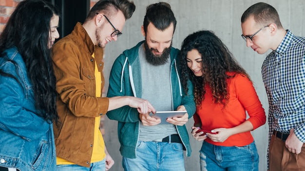 zwangloses Geschäftstreffen. Millennials-Team redet, teilt Ideen.