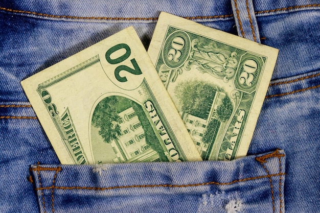 Zwanzig-Dollar-Schein in der Tasche von Blue Jeans