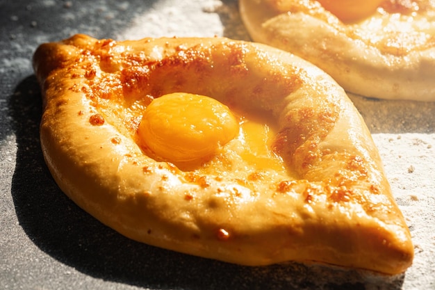 Zwei adscharische Khachapuri im traditionellen klassischen georgianischen Stil