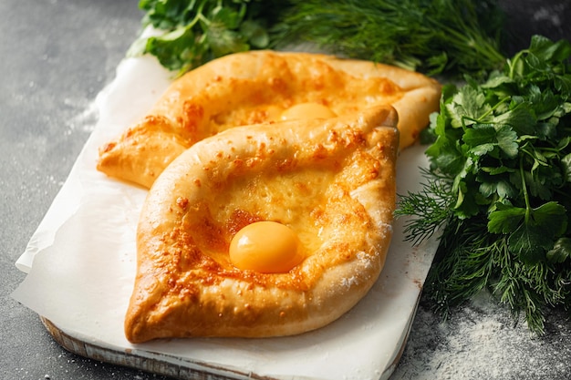 Zwei adscharische Khachapuri im traditionellen klassischen georgianischen Stil