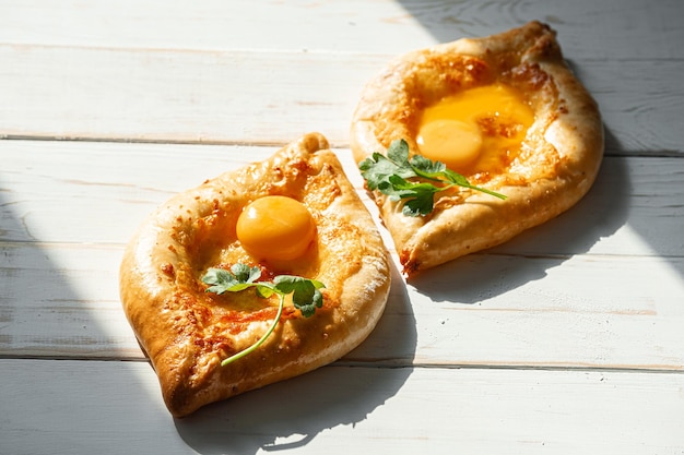 Zwei adscharische Khachapuri im traditionellen klassischen georgianischen Stil