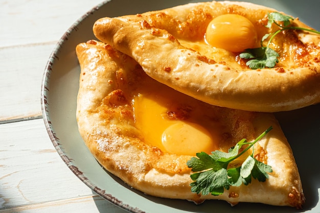 Zwei adscharische Khachapuri im traditionellen klassischen georgianischen Stil