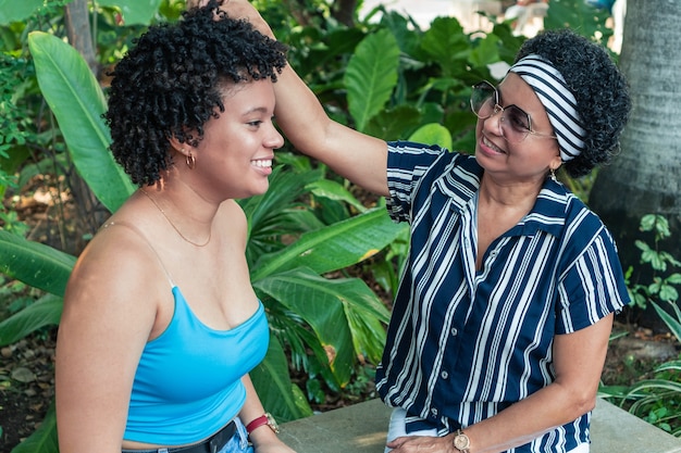 Zwei Afro-Frauen teilen sich im Park