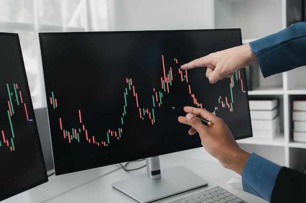 Zwei Aktieninvestoren mit Aktienmarktdiagramm Bildschirm Aktienfluktuationsanalyse Geschäftsmann Handel mit Aktien für Gewinn Aktienmarktfluktuation Bildschirm Gewinn Handelsanalyse