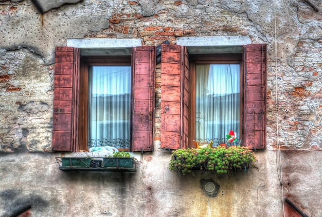 Zwei alte Fenster im HDR-Ton