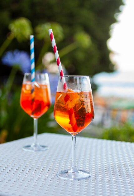 Zwei Aperol-Spritz an einem Sommerabend in einem mediterranen Pub