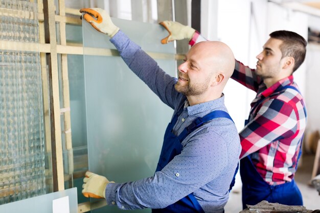 Foto zwei arbeiter arbeiten mit glas