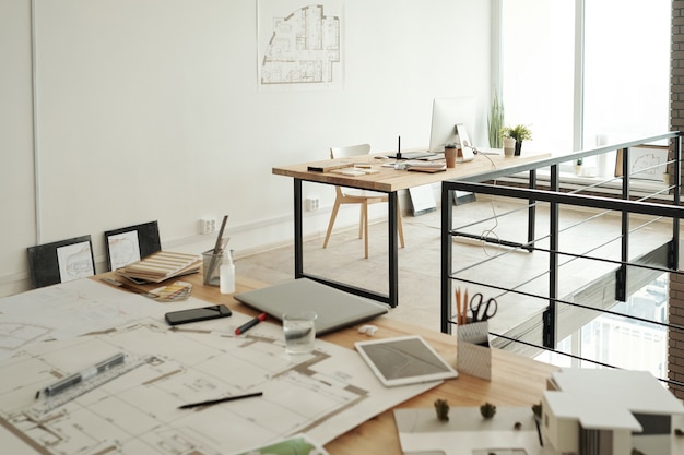 Foto zwei arbeitsplätze von architekten in einem großen modernen openspace-büro