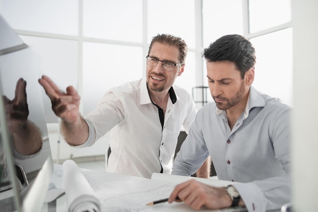 Zwei Architekten besprechen das Projekt im Büro