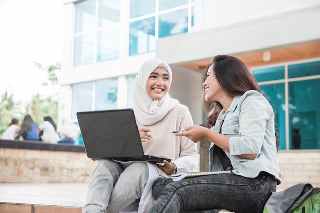Zwei asiatische College-Student mit Laptop