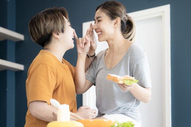 Zwei asiatische frauen lgbtq lesbische homosexuelle lesbische paare, die lernen, gesunde mahlzeiten zu kochen asiatische frau lgbtqlgbtlgbtq hausküche
