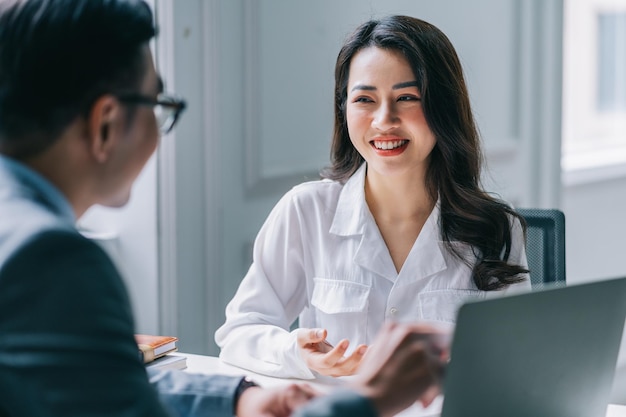 Zwei asiatische Geschäftsleute, die im Büro arbeiten