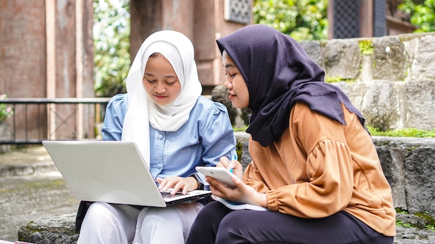 Zwei asiatische Studentinnen diskutieren