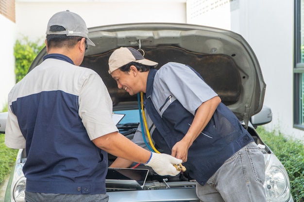 Zwei Autowerkstätten überprüfen Motor und Kühlsystem, bevor sie in den Urlaub fahren.