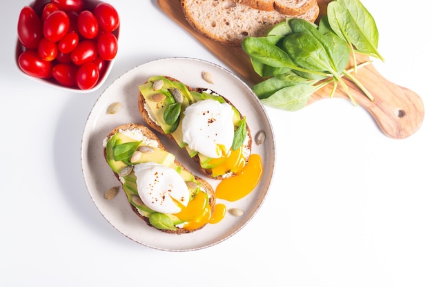 Foto zwei avocado-sandwiches mit ei. keto- und diätkonzept. gesundes toastessen zum frühstück.