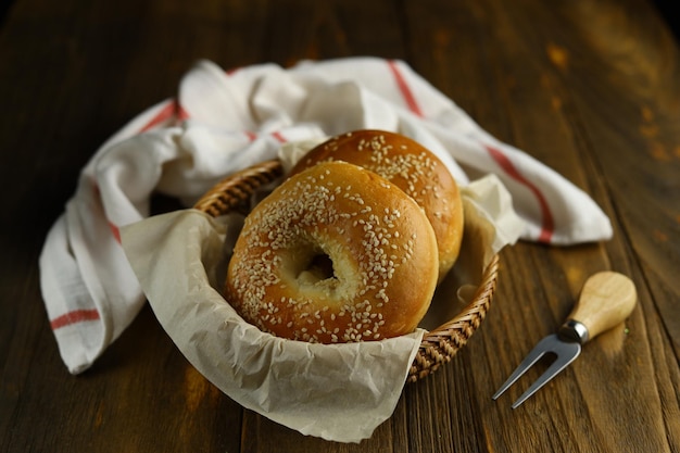 Zwei Bagels mit Sesam auf dem Rattankorb