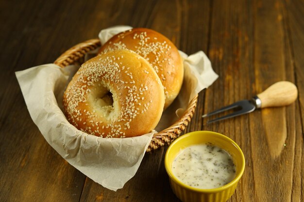 Zwei Bagels mit Sesam auf dem Rattankorb