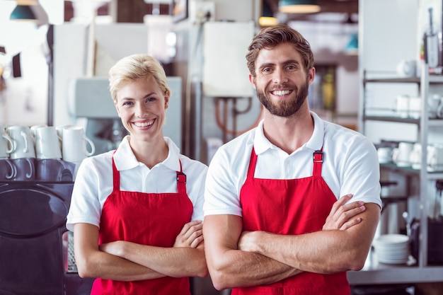 Zwei Baristas, die an der Kamera lächeln