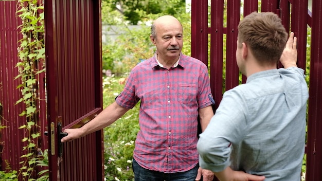 Zwei Bauern unterhalten sich an einem sonnigen Tag. Sie besprechen wichtige Neuigkeiten