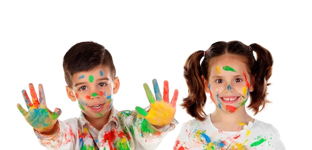 Zwei befleckte Schulkinder mit Fingerfarbe auf weißem Hintergrund