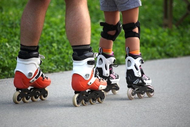 Zwei Beinpaare auf Rollschuhen