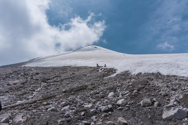 Zwei Bergsteiger, die auf das Eis gehen