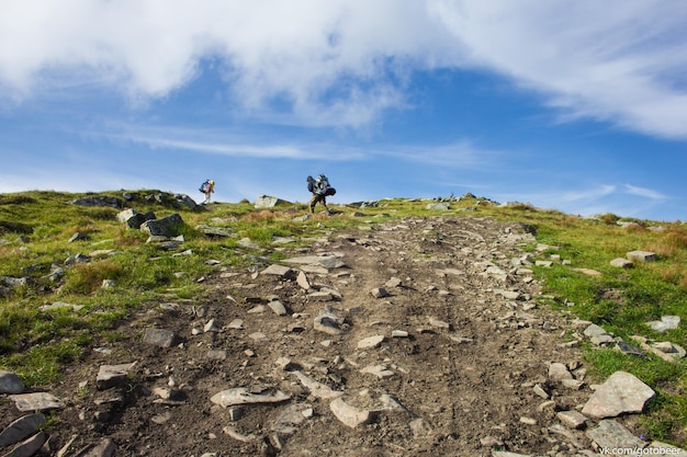 Foto zwei bergsteiger erklimmen den gipfel des mount hoverla