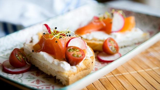 Zwei Bio-Brottoasts mit Rahmkäse-Radeschen und Räucherlachs