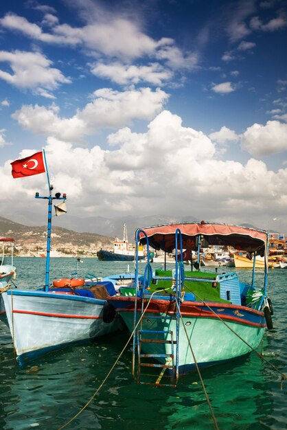 Zwei Boote im Hafen von Alanya, Türkei, Naher Osten