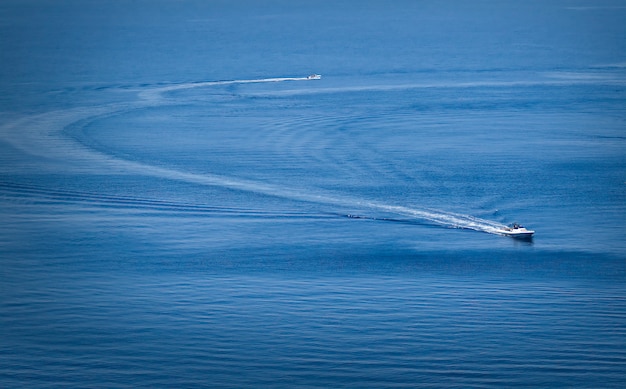 Zwei Boote mitten im Meer