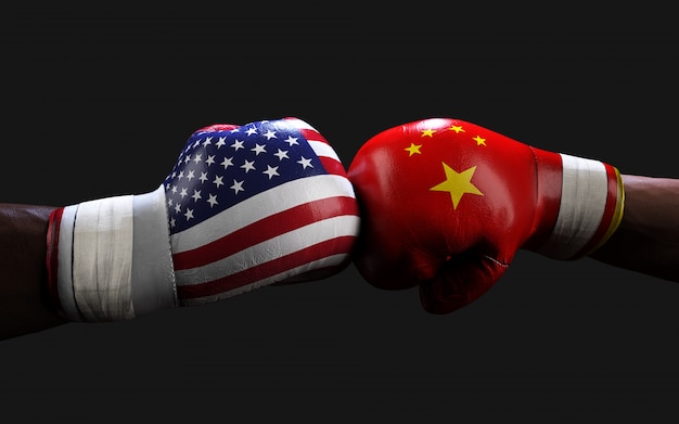 Zwei Boxer kämpfen mit Schlägen gegen US- und China-Flaggen