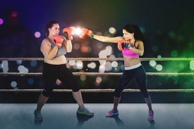 Zwei Boxerinnen kämpfen im Ring