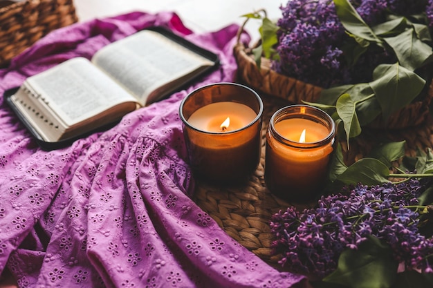 Zwei brennende Kerzen und ein offenes Bibelmorgenkonzept