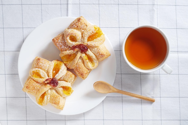 Zwei Brötchen mit Marmelade und Tee