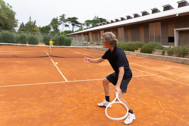 Zwei Brüder spielen ein freundschaftliches Tennis-Match auf dem Platz